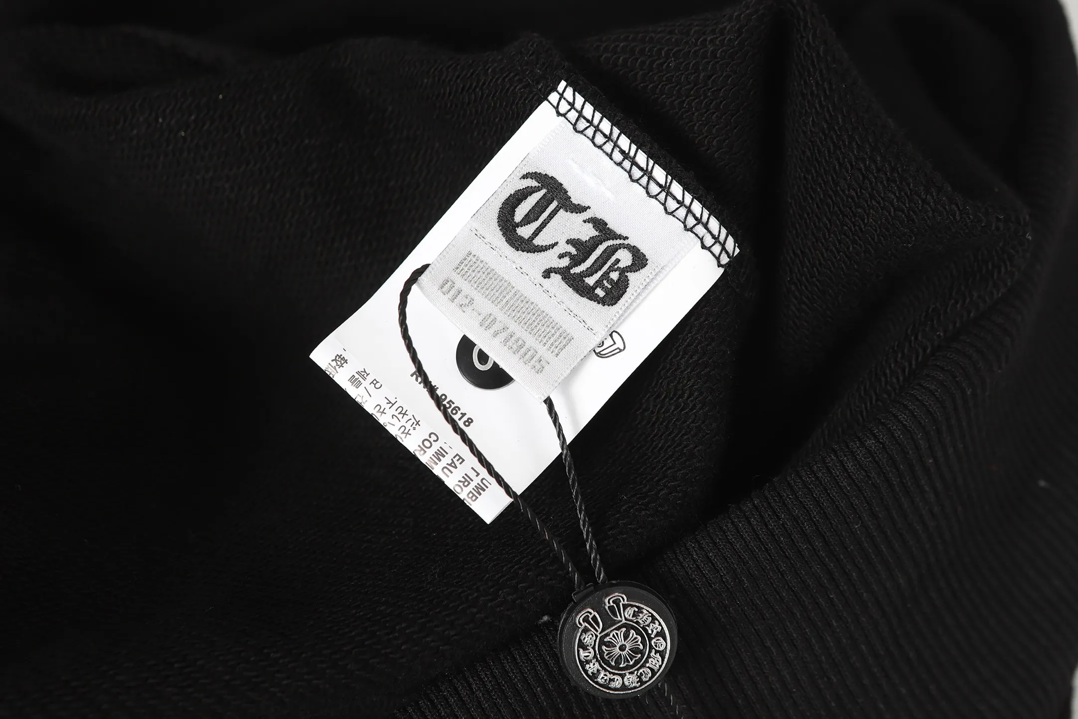 P280 Cross-border running quantity model, please do not place an order if you pursue quality - Chrome Hearts/Chrome Hearts Sanskrit embroidered high-density zipper sweatshirt cardigan jacket - High weight, high density and high quality. The wool is soft, delicate and skin-friendly. Soft and silky to the touch. Excellent warmth and skin-friendly properties. - Custom-woven and custom-dyed, no color difference. No matter the fabric or workmanship details, it beats the ordinary version on the market. - Hardware zipper accessories are all customized, full of details - Color: black gray - Size: S M L XL